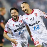 Le milieu valaisan Ali Kabacalman, droite, celebre son but avec le milieu valaisan Cristian Souza, gauche, lors de la rencontre de football de Challenge League entre Neuchatel Xamax FCS et le FC Sion le vendredi 29 septembre 2023 au stade de la Maladiere a Neuchatel. (KEYSTONE/Valentin Flauraud)
